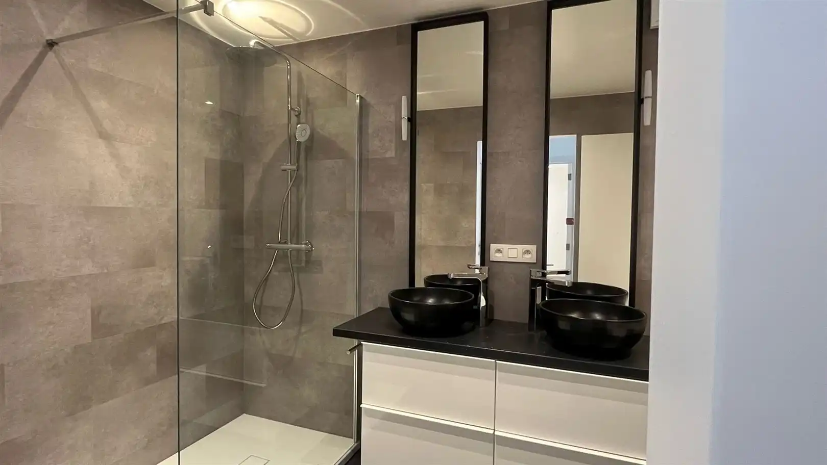 Gloednieuw gerenoveerd appartement met 2 suites  foto 5