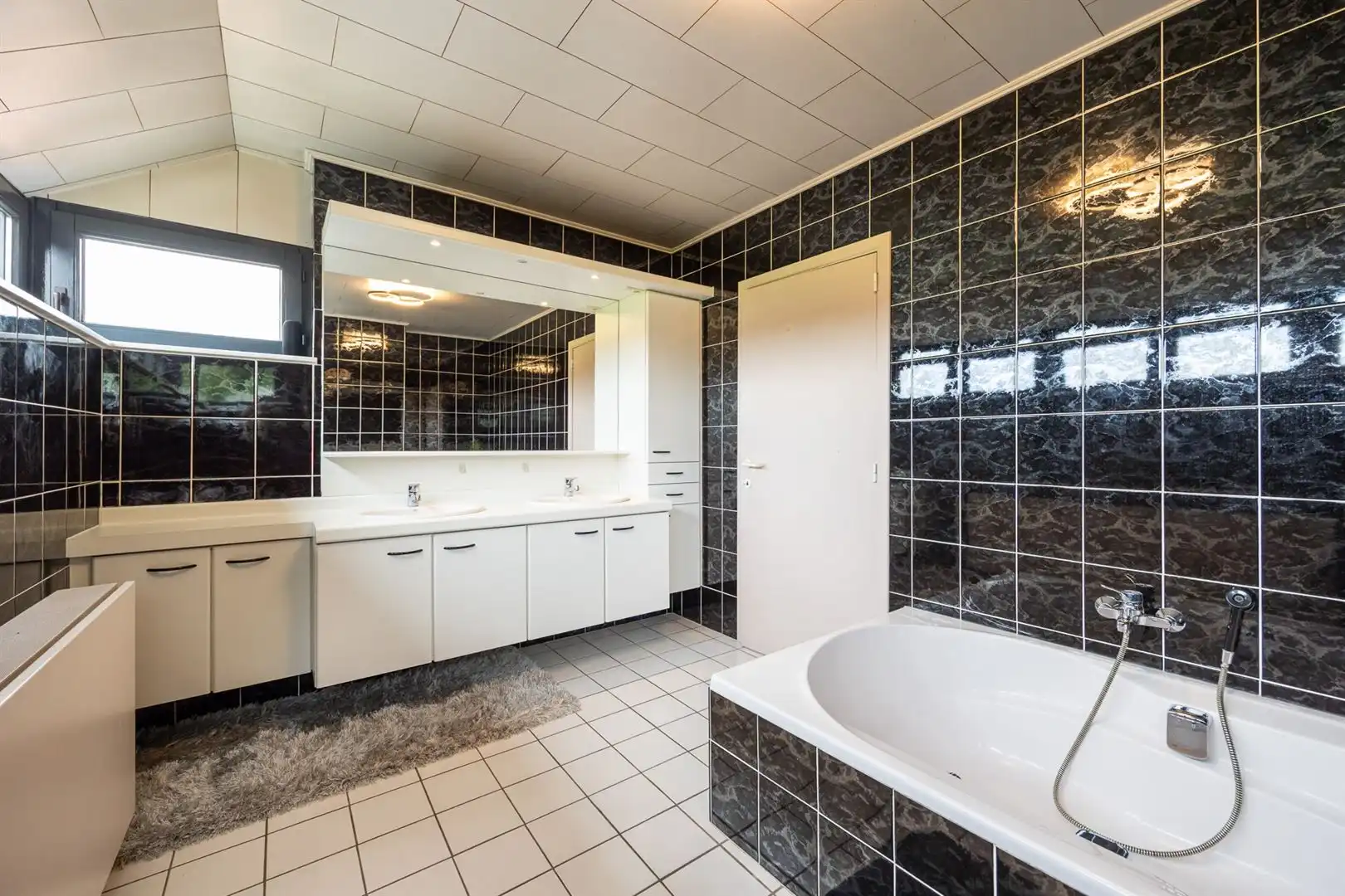 Woning met burelen, opslagruimte en een prachtige tuin! foto 12