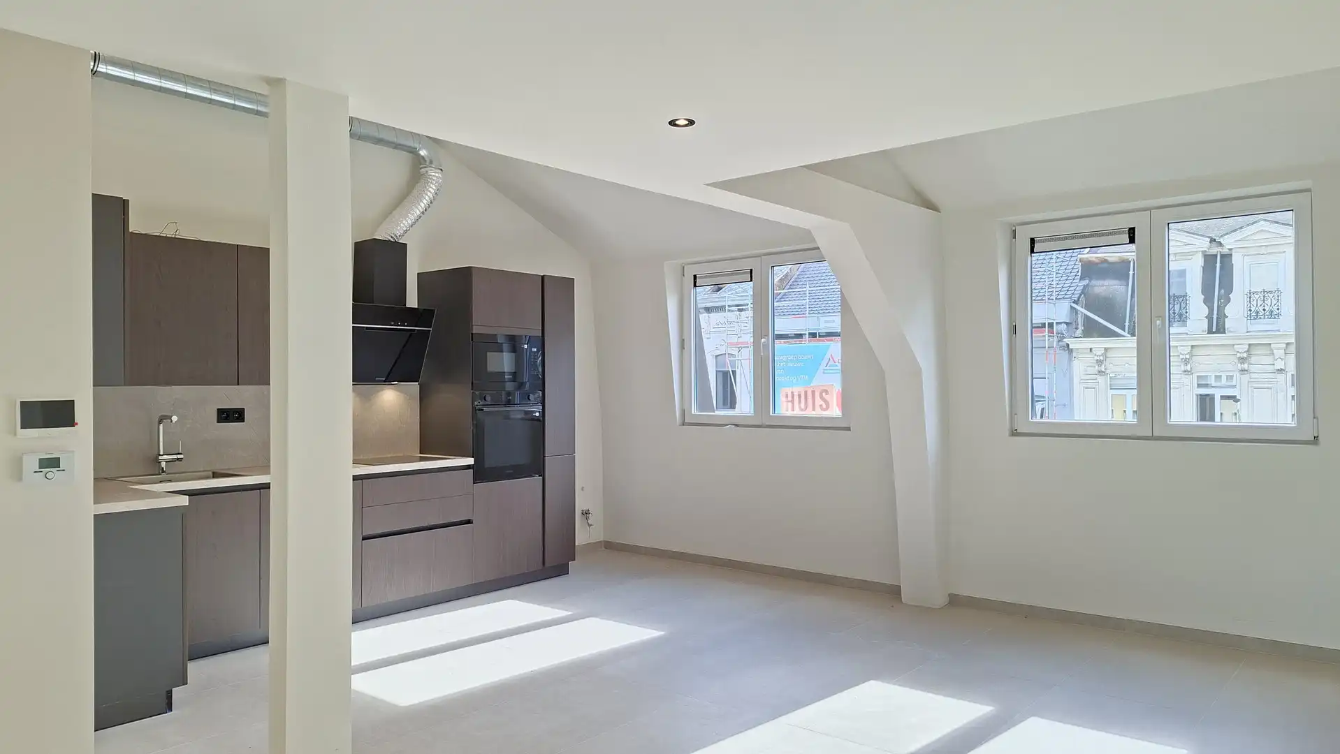 Ruime, stijlvolle nieuwbouwstudio met slaapzolder foto {{pictureIndex}}