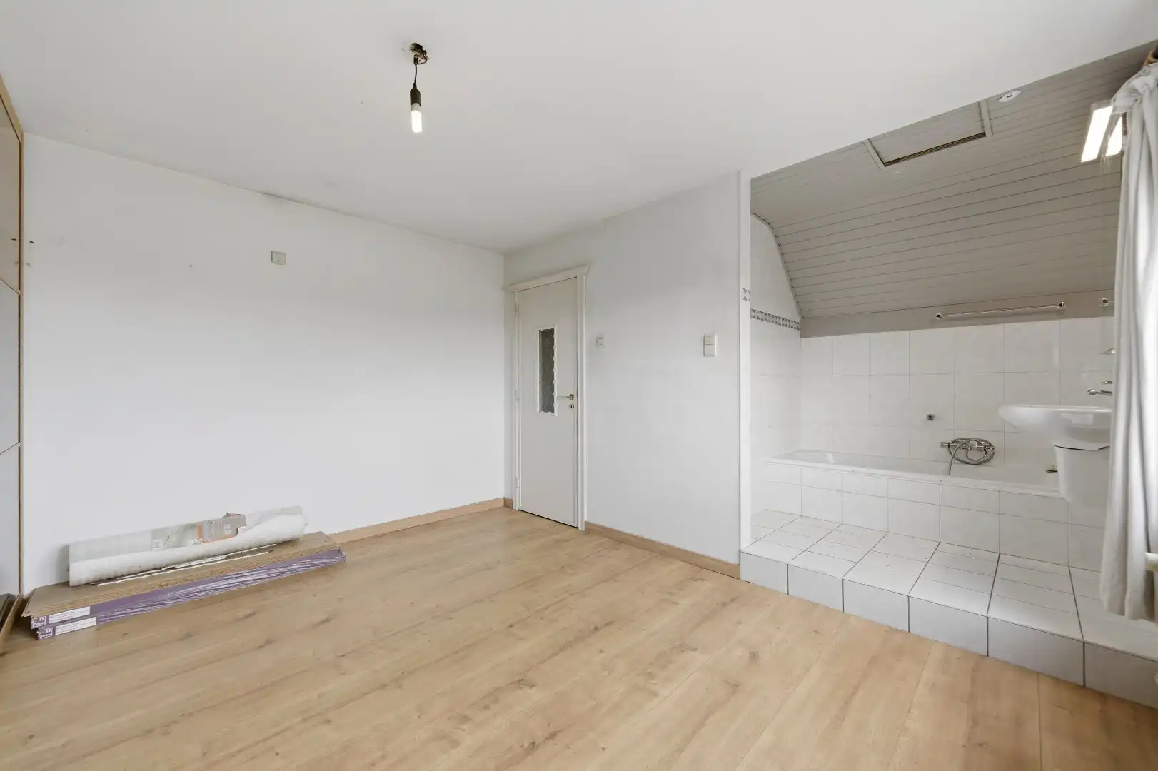 Op te frissen open bebouwing met veel ruimte en potentieel foto 11