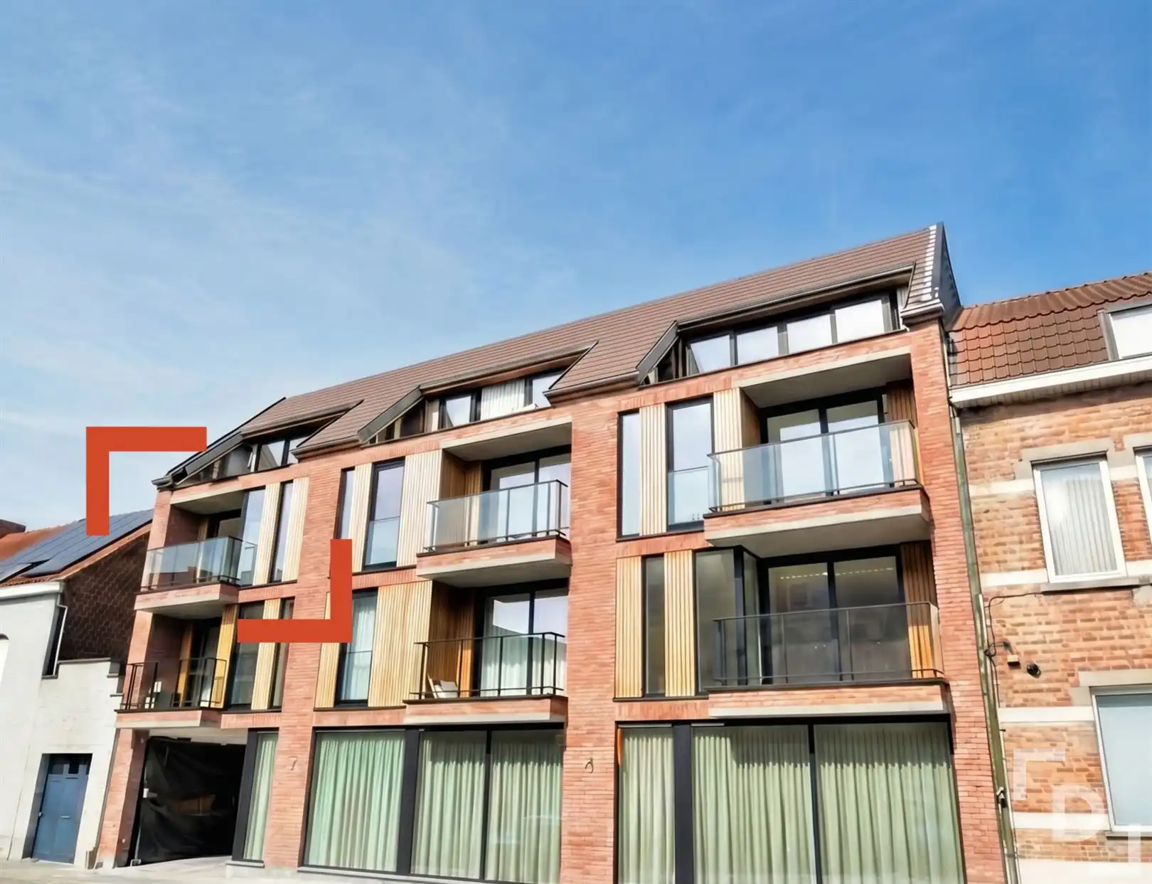 Lichtrijk appartement met carport en berging foto 2