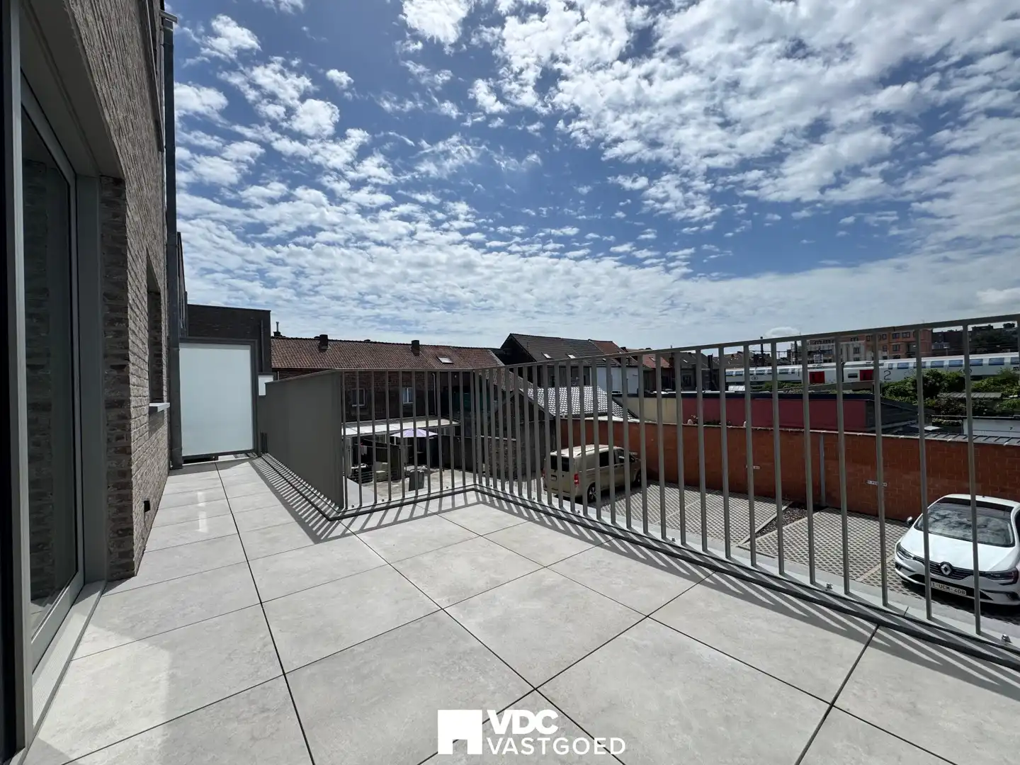 Nieuwbouwappartement met terras en autostaanplaats nabij centrum Tongeren foto {{pictureIndex}}