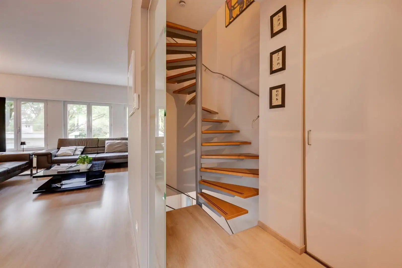 Toffe gezinswoning met 4 slaapkamers, 2 badkamers, garage en tuin foto 8