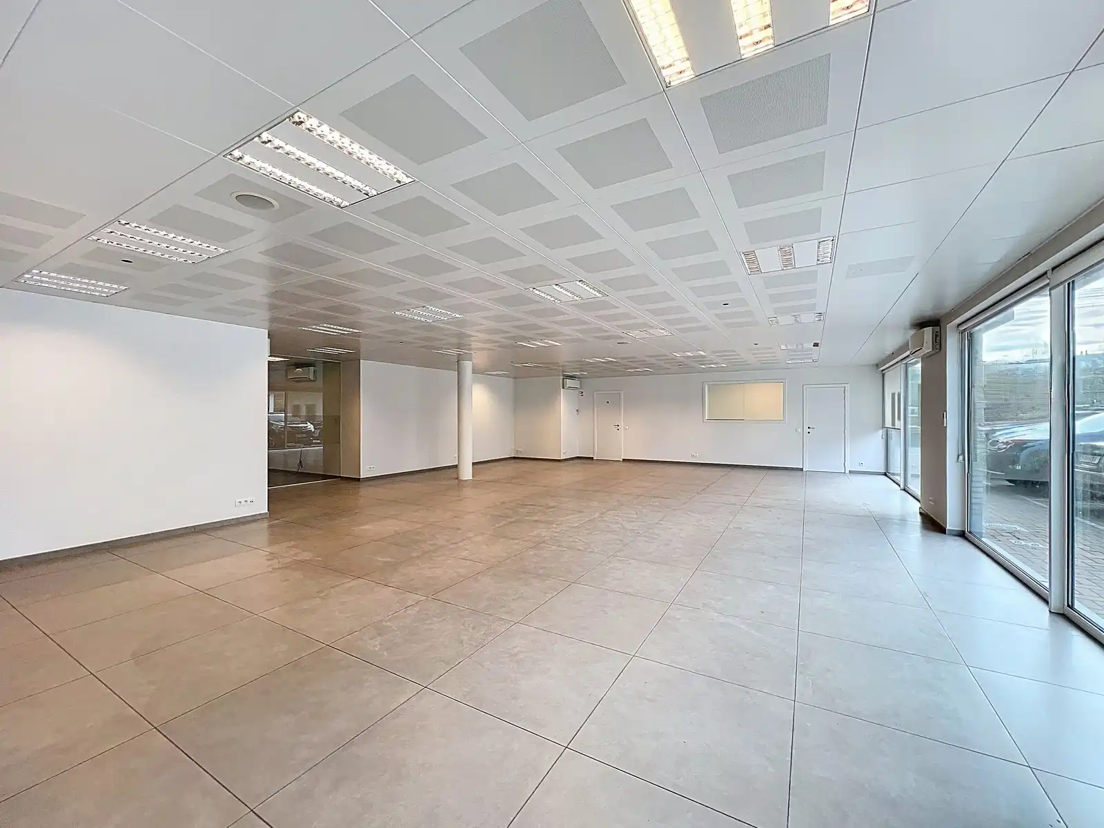 Volledig instapklare LICHTRIJKE commerciële ruimte ± 185m²  (kantoor, diensten, vrije beroepen,...) in het CENTRUM! foto {{pictureIndex}}