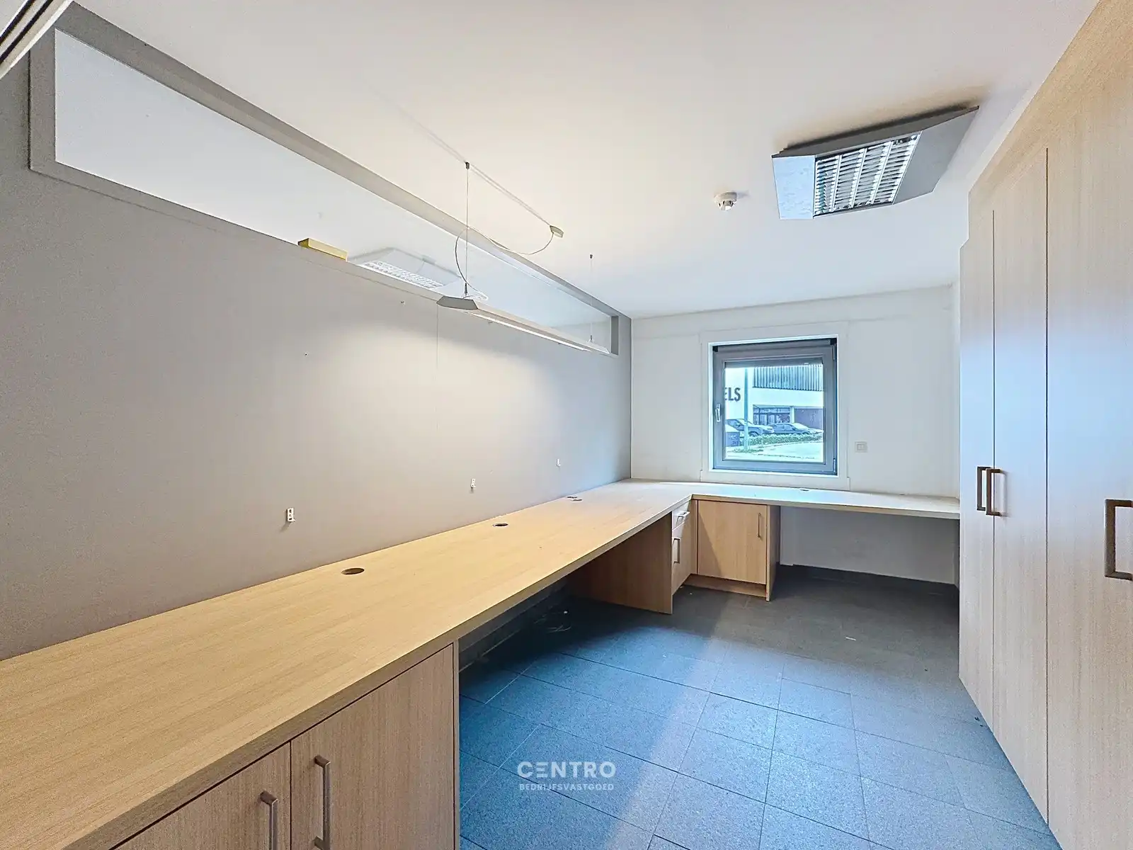 Modern KANTOORRUIMTE te HUUR met ruime parkeergelegenheid voor de deur. Op toplocatie in Oostkamp! foto 3
