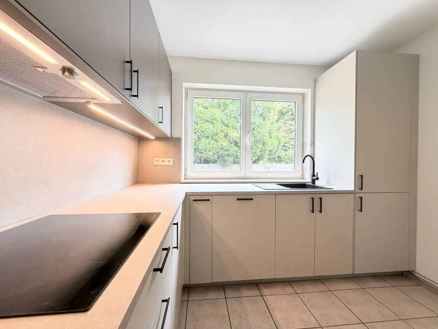 Netjes gerenoveerd 1-slaapkamer appartement met ruime kelder en inpandige garage foto 12