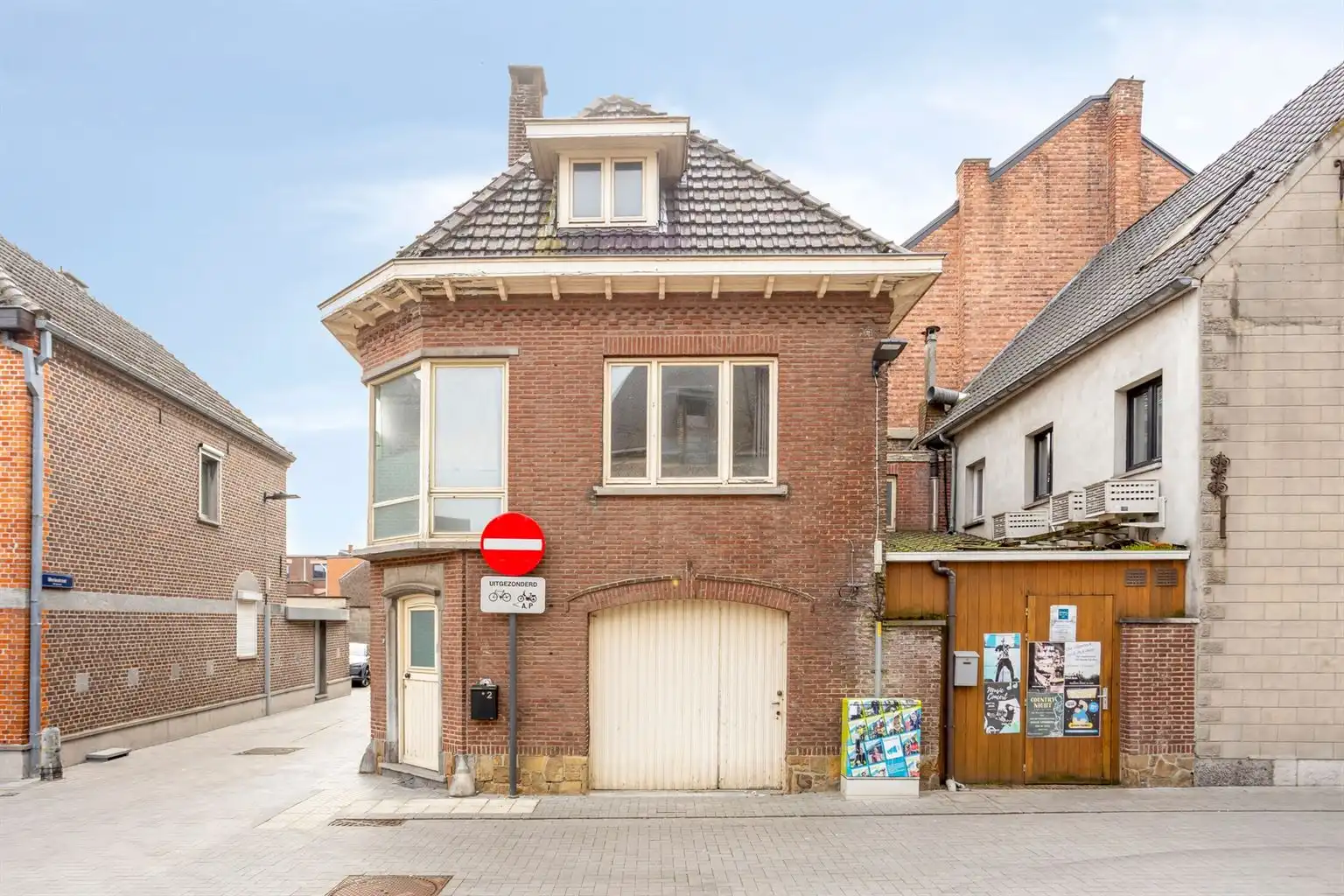 Te renoveren hoekwoning met tal van mogelijkheden, gelegen op een absolute toplocatie in het hart van het historisch stadscentrum van Bree.  foto 2