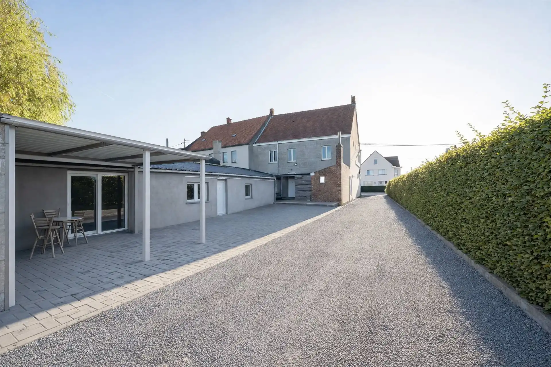 Handelspand met woonst en ruime parking foto 24