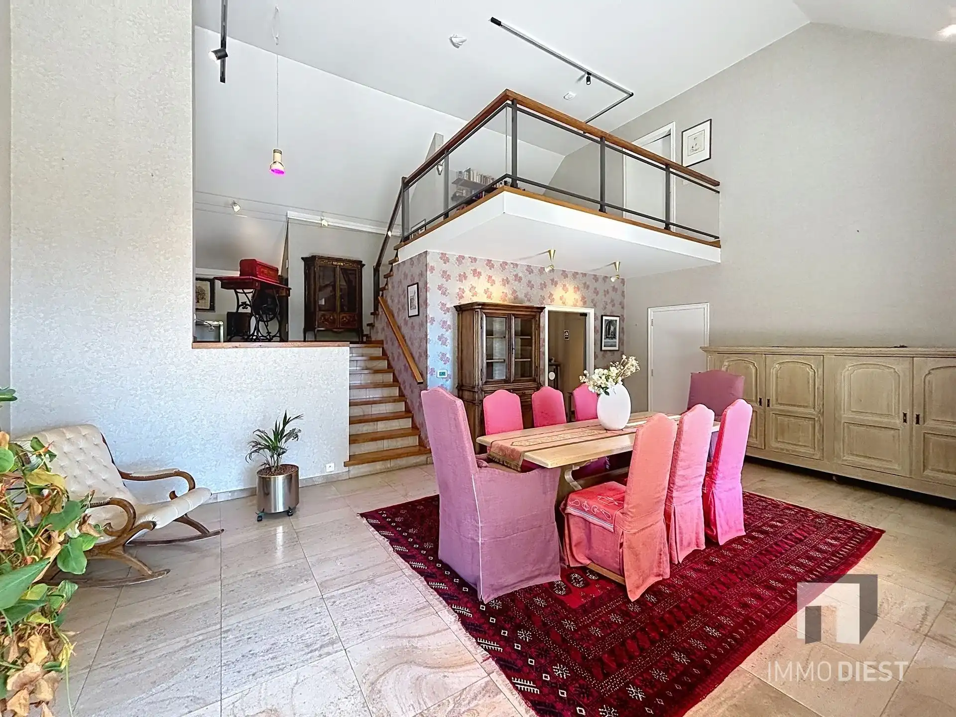 Prachtig gelegen villa met uniek ontwerp op 57a 74ca én achterliggende vijvers op 75a 54ca. foto 8