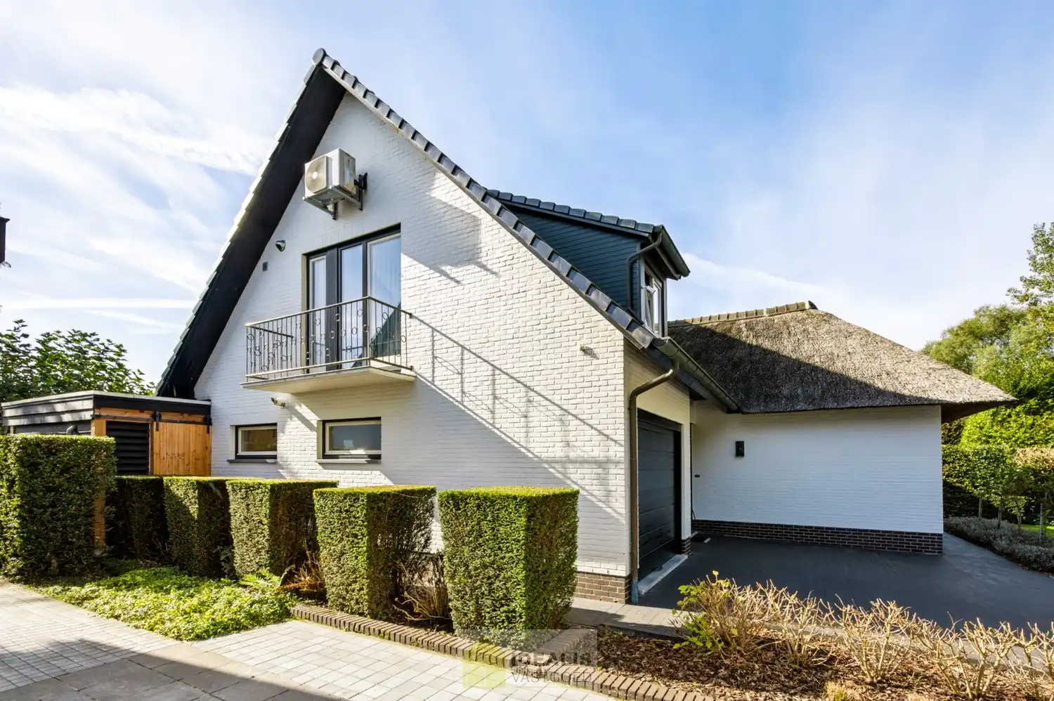 IDEALIS VASTGOED – EEN HUIS OM VERLIEFD OP TE WORDEN! DEZE PRACHTIGE INSTAPKLARE (LEVENSBESTENDIGE) VILLA MET EEN HEERLIJKE LICHTRIJKE LEEFRUIMTE VOORZIEN VAN EEN OPEN KEUKEN, 5 SLAAPKAMERS, 2 BADKAMERS, EEN PERFECT AANGELEGDE TUIN IN ALLE PRIVACY, UITGERUST MET EEN GOED VOORZIENE BUITENKEUKEN EN BIJGEBOUWEN INGERICHT VOOR WELLNESS (HOT TUB) EN BERGRUIMTE! EEN MUST VISIT VOOR ZIJ OP ZOEK NAAR MOOIE HUIZEN! foto 5