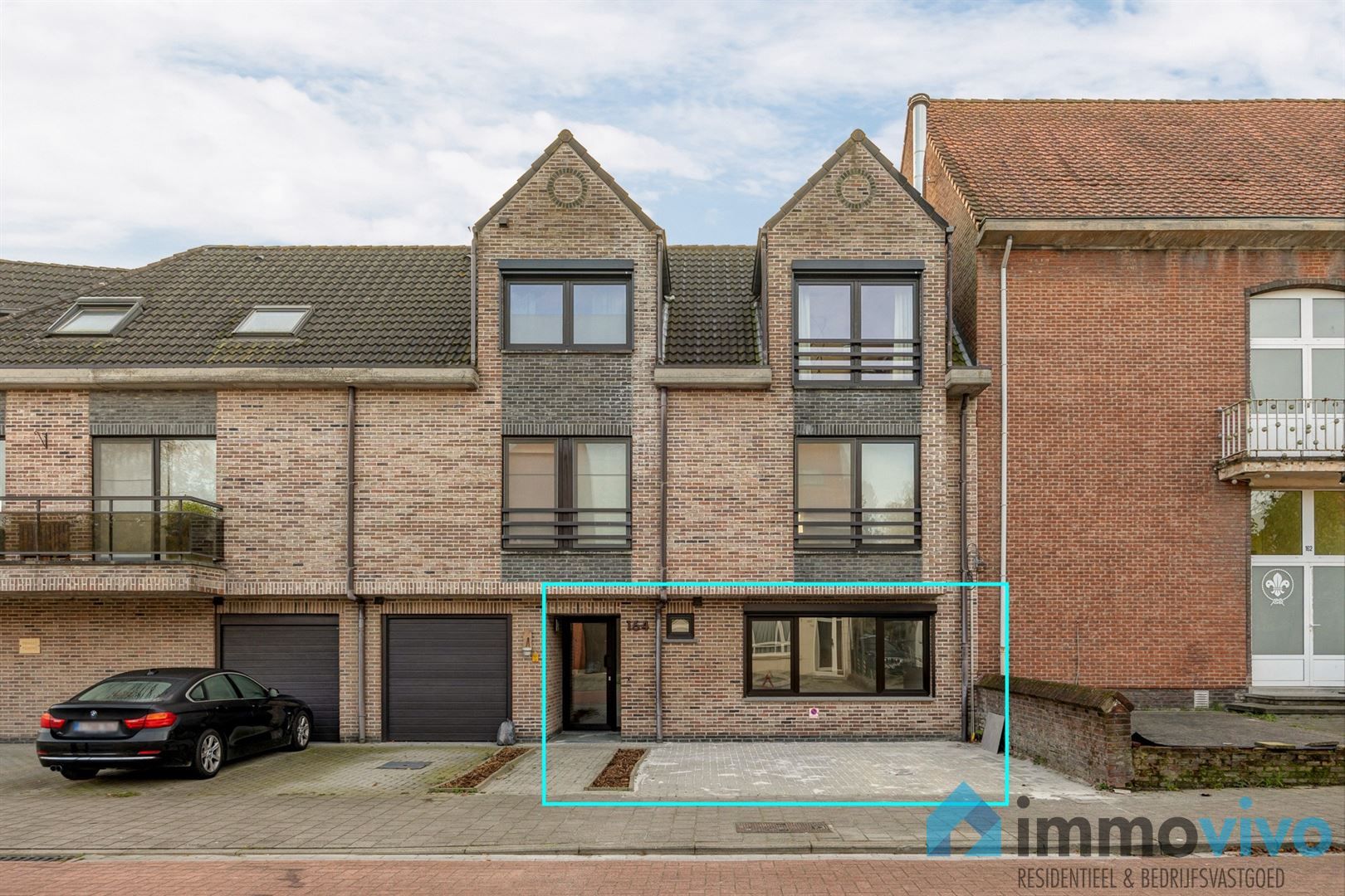 Instapklaar gelijkvloersappartement met 2 slaapkamers, groot terras en 2 externe autostaanplaatsen. foto {{pictureIndex}}