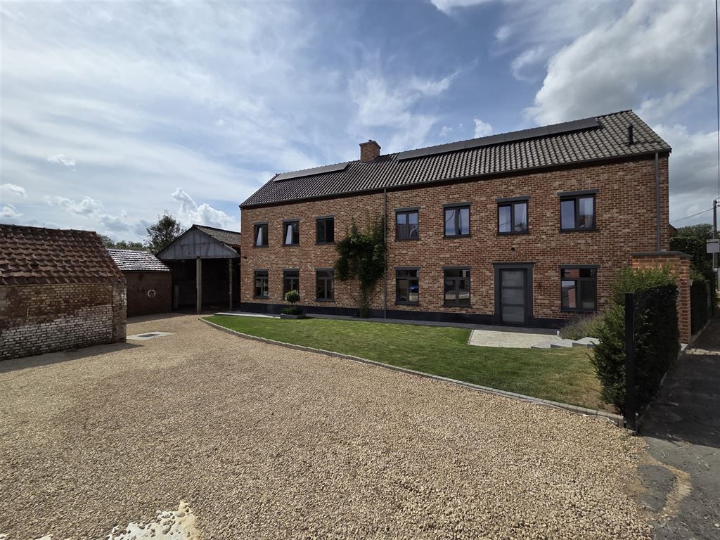 Mooie gerenoveerde energiezuinige  open bebouwing met hangaar en bijgebouwen foto {{pictureIndex}}