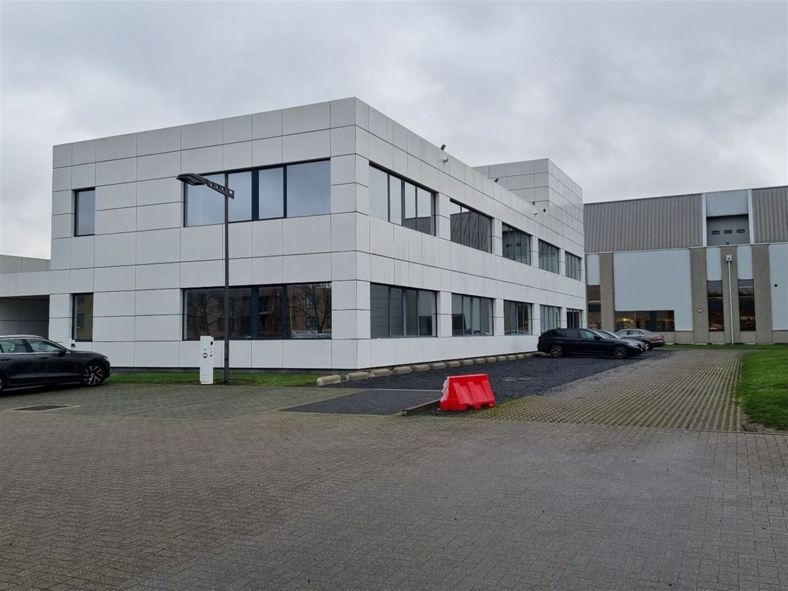 Kantoor te huur in Hasselt vanaf 527 m² met goede ligging foto {{pictureIndex}}