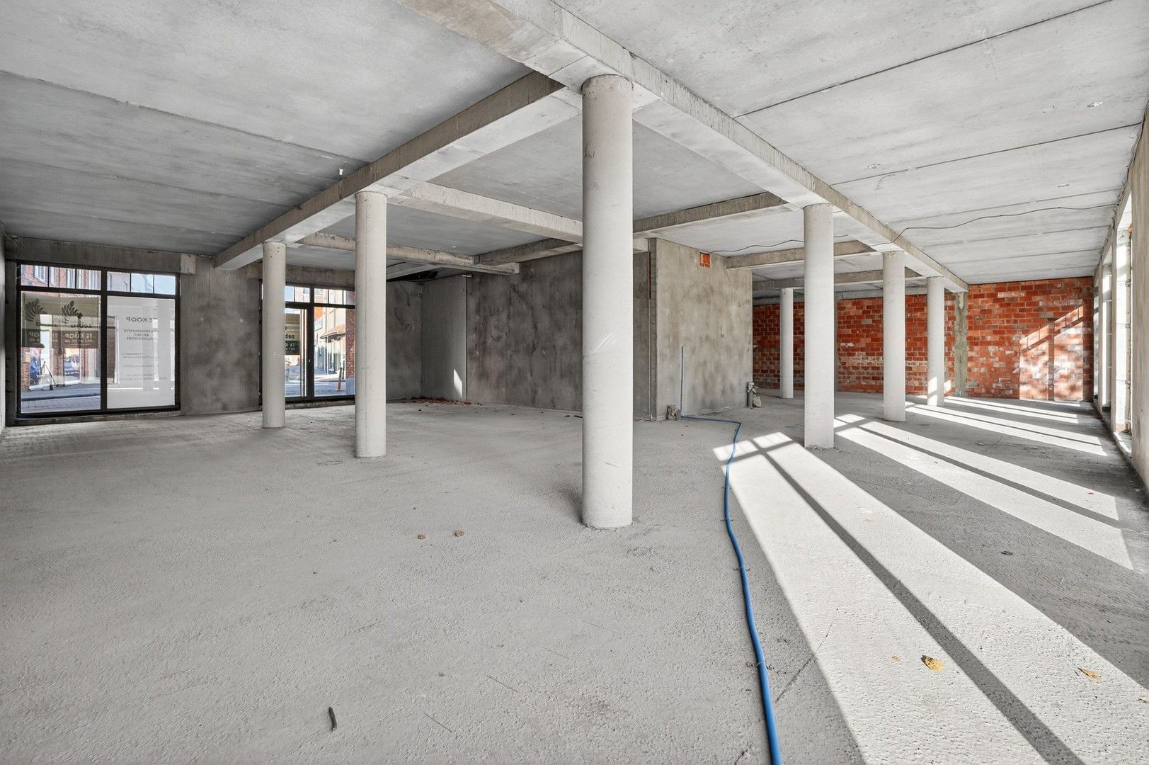 Casco handelsruimte met garage in het centrum van Oostrozebeke! foto {{pictureIndex}}