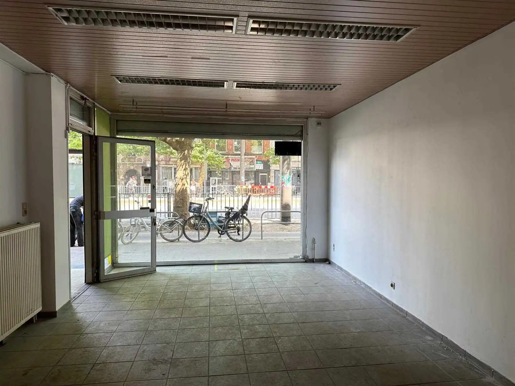 Centraal gelegen handelspand! foto 2