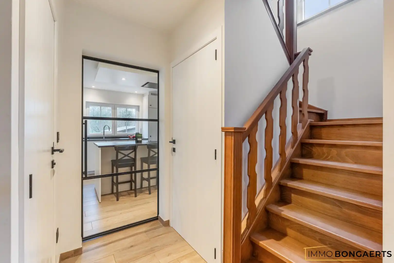 Gerenoveerde woning met 4 slaapkamers op rustige ligging foto 5