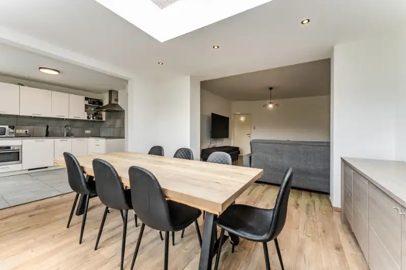 Ruime gezinswoning met 7 slaapkamers foto 4
