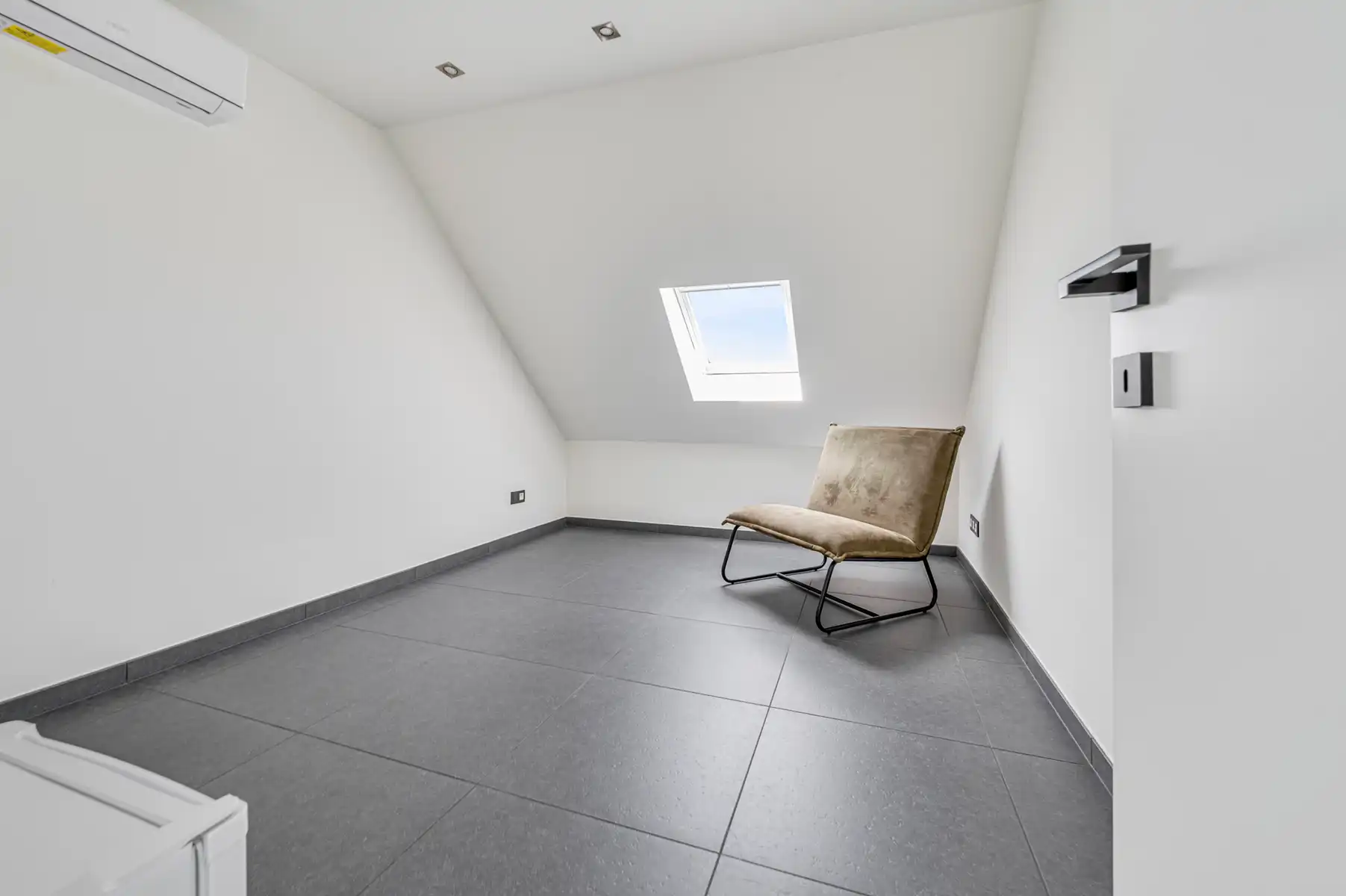 ruime woning met 7 slaapkamers, garage en prachtige tuin foto 17