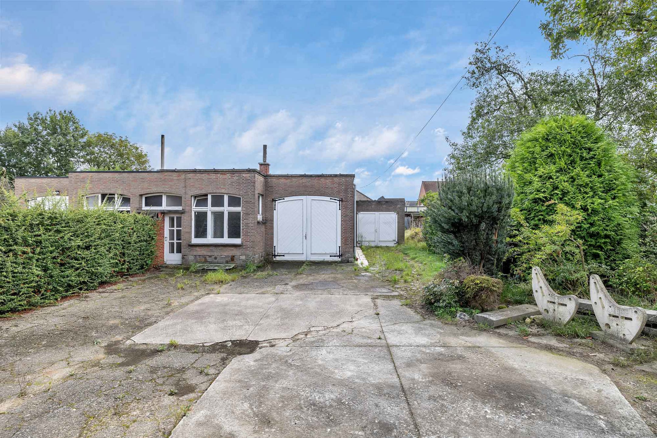 Karaktervolle te renoveren woning met tuin en garage foto 2