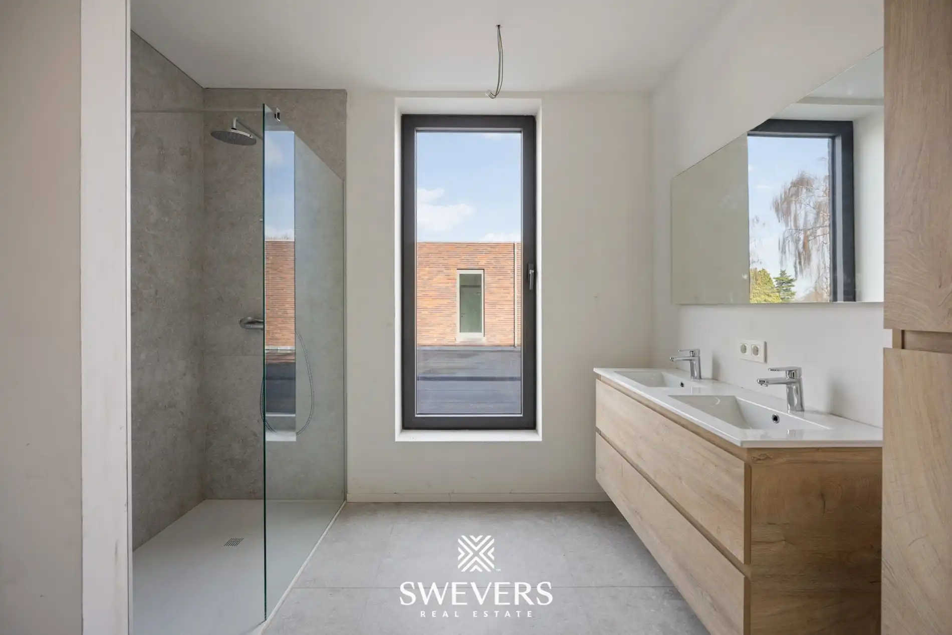 Moderne woning met open leefruimte en tuin foto 18