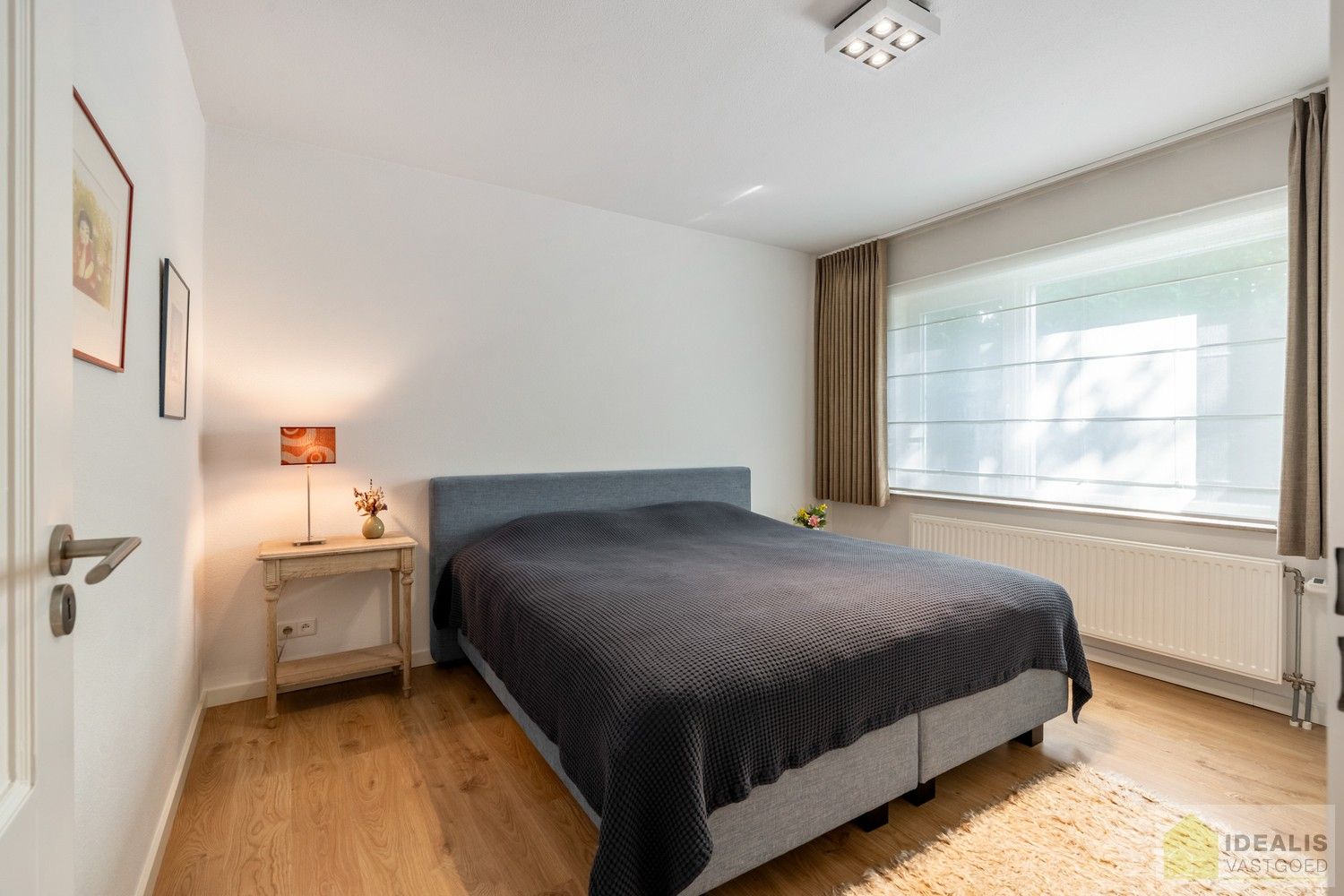 PRACHTIGE VILLA MET SCHITTERENDE ROYALE LEEFRUIMTES, UITGERUSTE KEUKEN, 2 BADKAMERS, 3 SLAAPKAMERS, CARPORT VOOR 2 WAGENS EN KNAP AANGELEGDE TUIN. DEZE KNAPPE VILLA OP EEN RESIDENTIELE LOCATIE BESCHIKT OP DE GELIJKVLOERSE VERDIEPING OVER EEN ROYALE INKOMHAL, RUIME LEEFRUIMTE MET AANSLUITEND EETKAMER EN PRAKTISCH UITGERUSTE LEEFKEUKEN MET EEN BIJKEUKEN/WASPLAATS MET TOEGANG TOT TERRAS, BADKAMER EN 2 SLAAPKAMERS; OP DE VERDIEPING BESCHIKT DE WONING OVER EEN PRACHTIGE MASTERBEDROOM MET AANSLUITEND EEN LUXUEUZE BADKAMER. EEN ‘MUST SEE’ VOOR KOPERS OP ZOEK IN HET MOOIE SEGMENT! foto 17