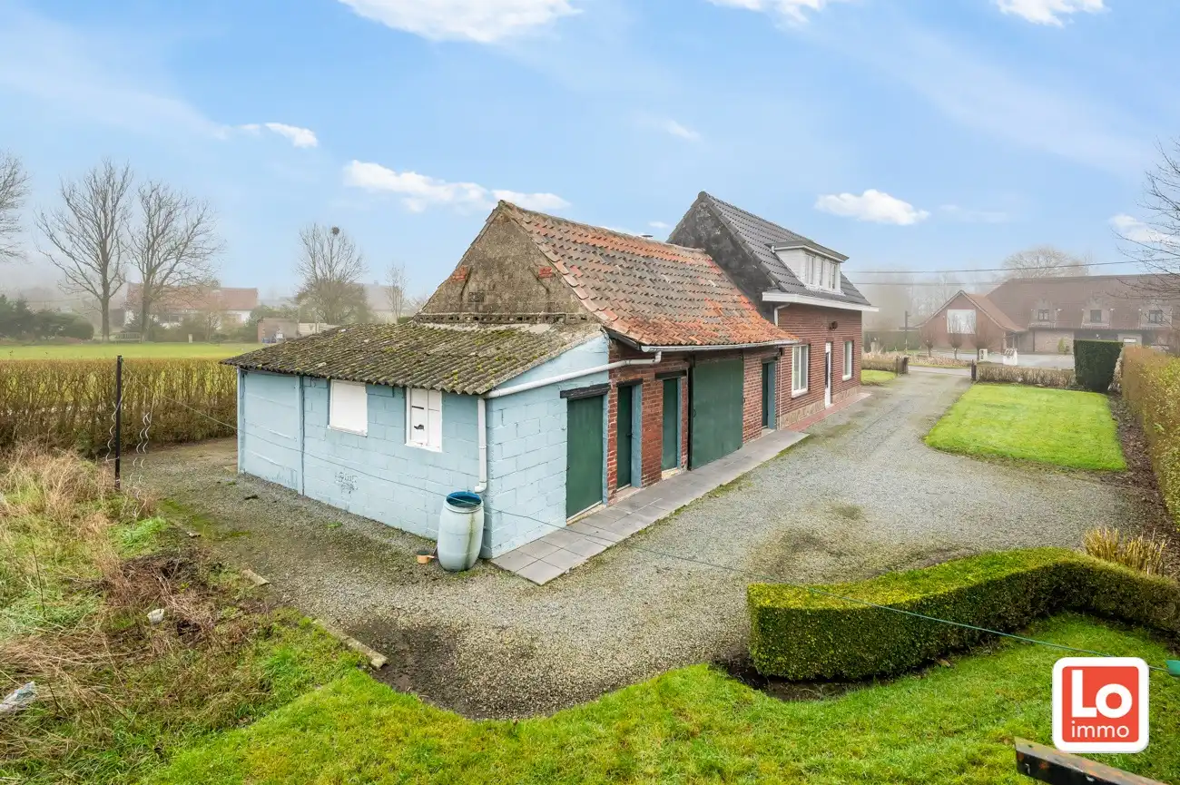 VERKOCHT! Te renoveren open bebouwing op een makkelijk bereikbare locatie in Beervelde. foto 3