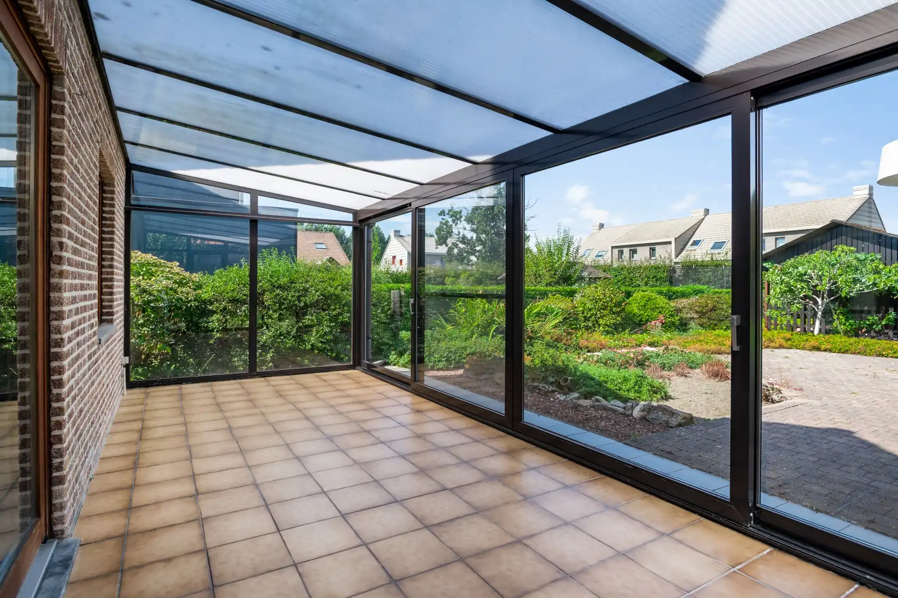 Charmante houten woning met 3 slaapkamers, ruime veranda, garage en tuin in Ranst foto 8