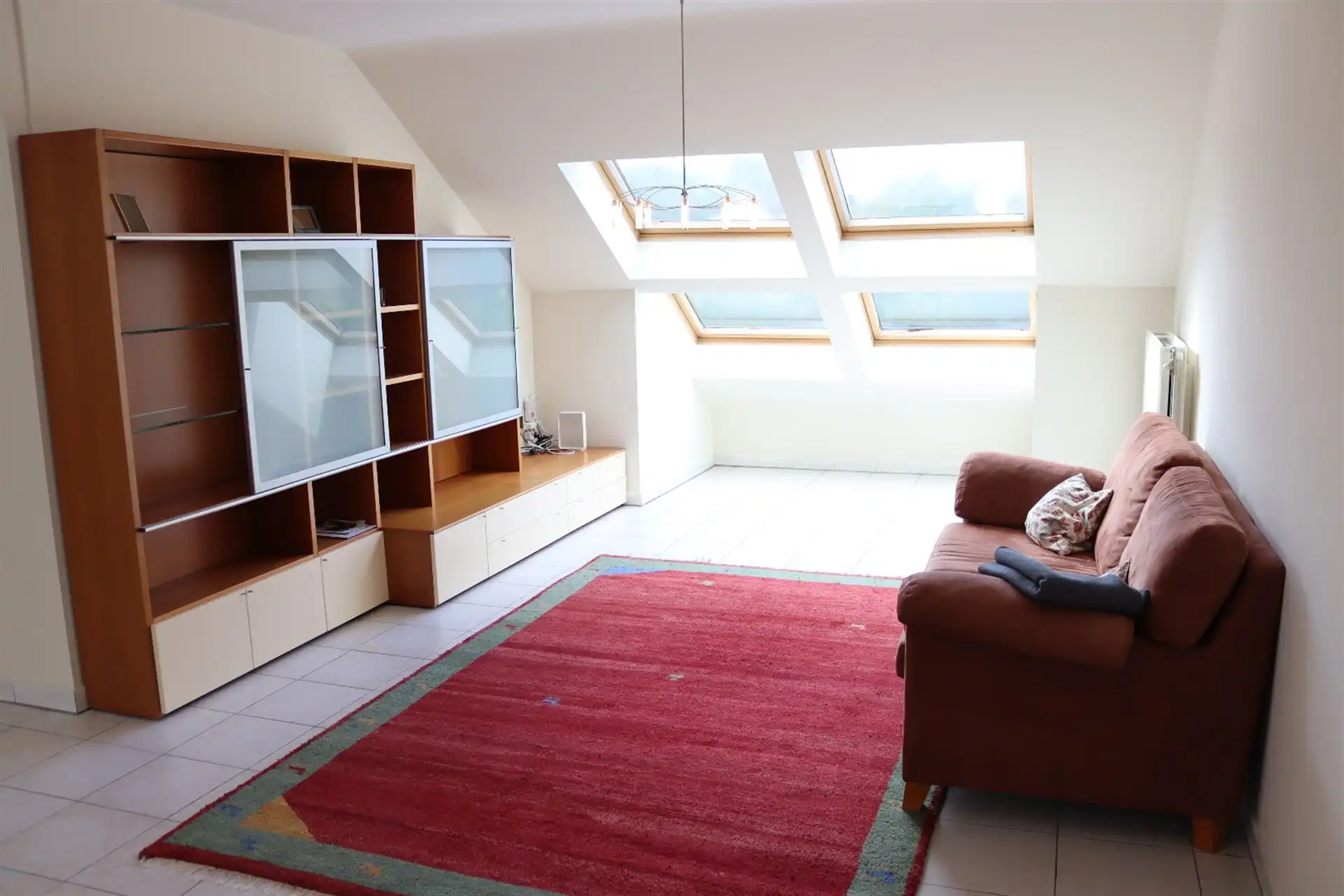 Gunstig gelegen verrassend ruim 2 slaapkamer dakappartement. foto 3