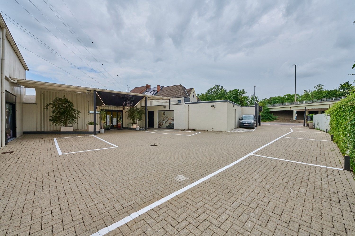 Showroom met magazijn foto 4