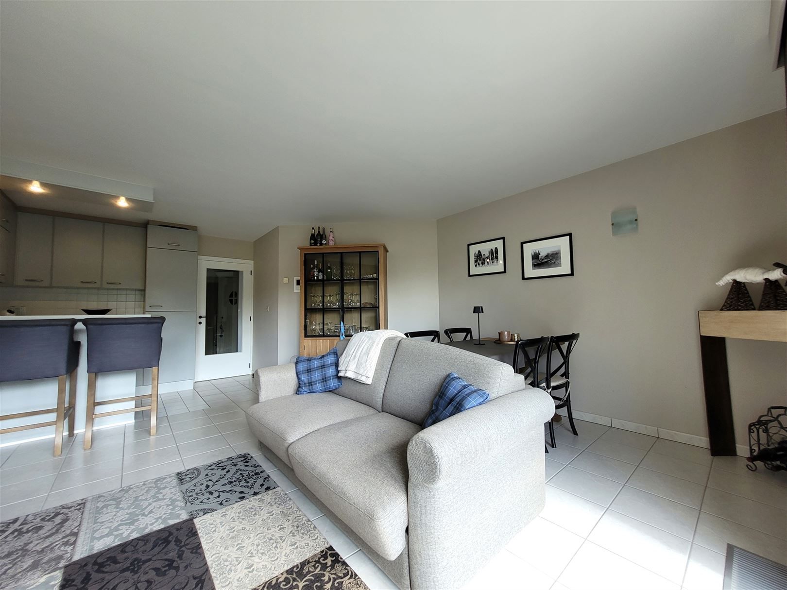 Lichtrijk appartement met garage box foto 8