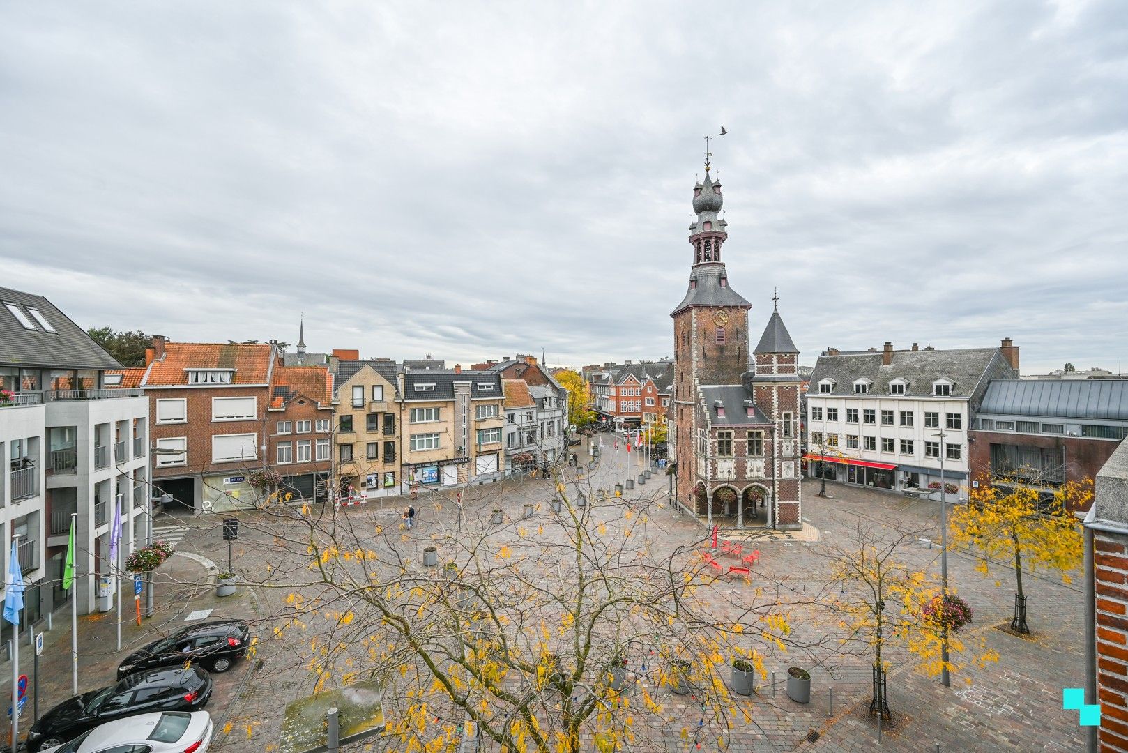 Handelszaak met woonmogelijkheid op de markt van Tielt foto {{pictureIndex}}