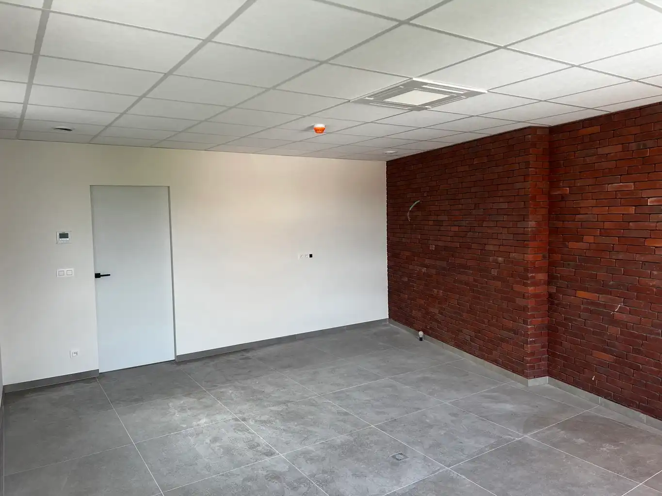 Kantoor met polyvalente ruimte, 4 burelen, vergaderzaal foto 7