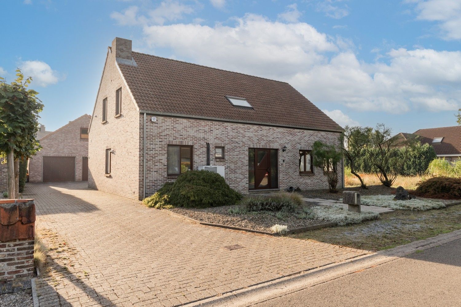 Vrijstaande woning met ruime garage en tuin, rustig gelegen nabij natuurgebied en Nederlandse grens foto {{pictureIndex}}