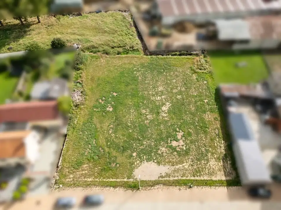 UNIEK PERCEEL MET POTENTIEEL VOOR WOONERF MET 11 UNITS - DORPSKERN LAUW foto {{pictureIndex}}