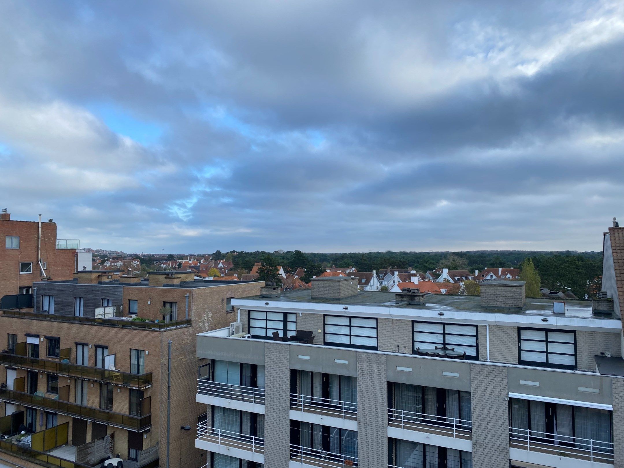 GEMEUBELD - Duplex appartement met 3 volwaardige slaapkamers en twee ruime zongerichte terrassen met open zichten, gelegen aan de zonnekant van de Lippenslaan.  foto 13