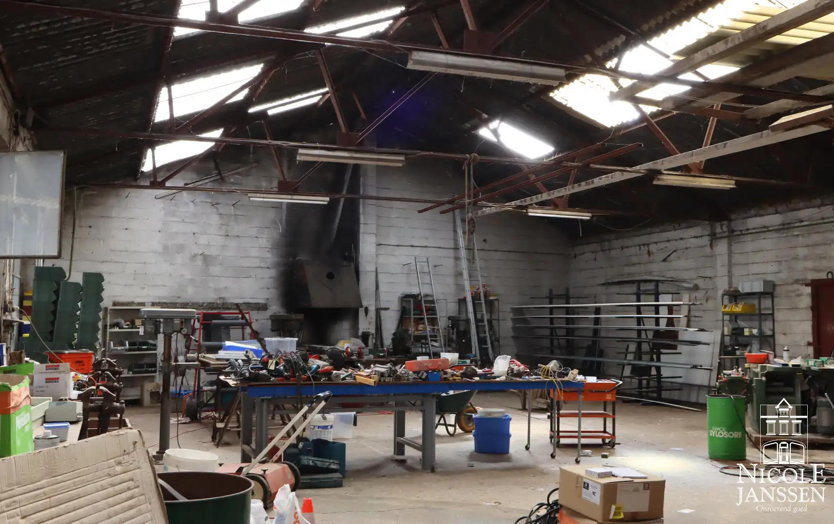 Handelspand met bovenliggend appartement gelegen op een gunstige locatie foto 6