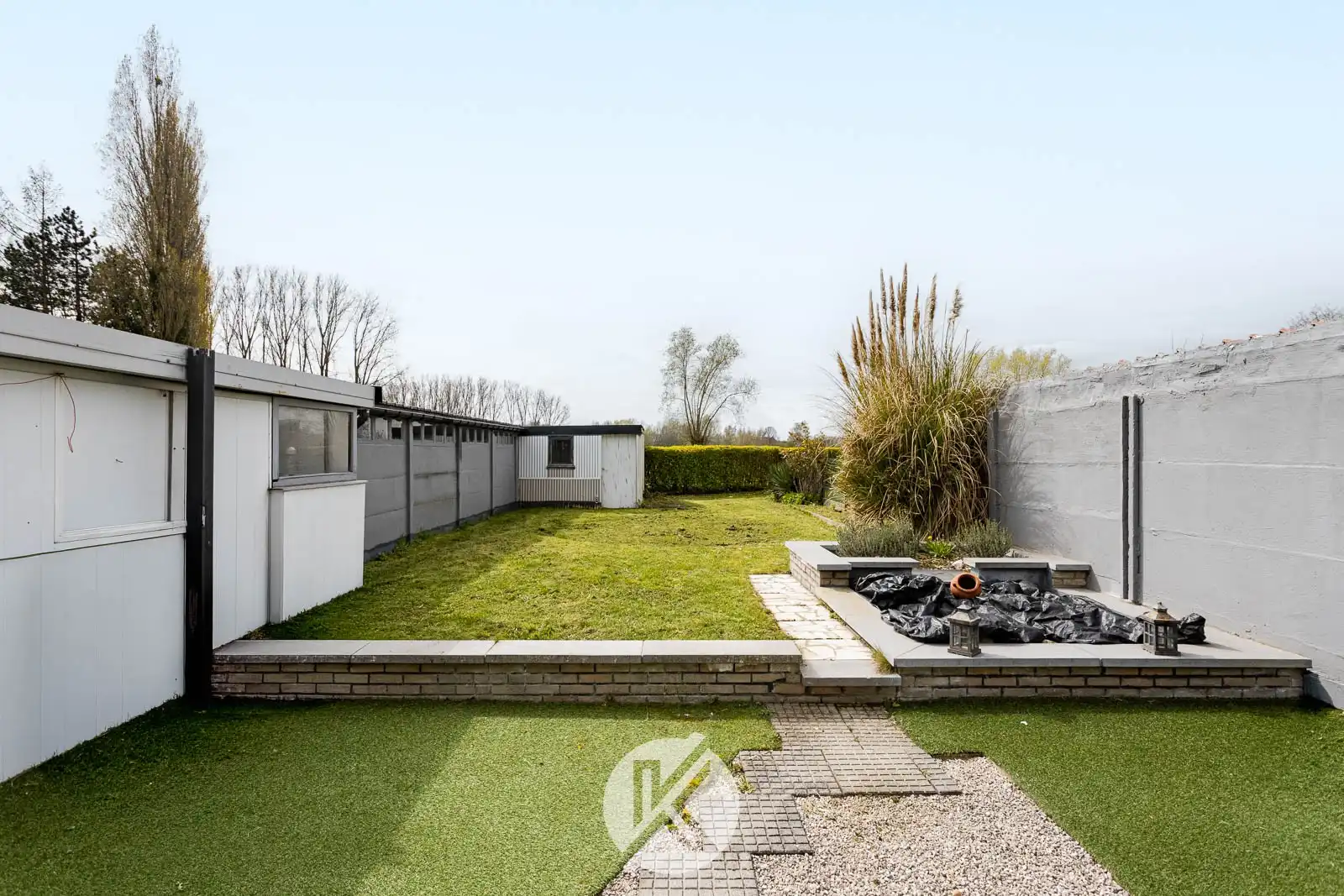 Solide halfopen gezinswoning nabij centrum foto 24