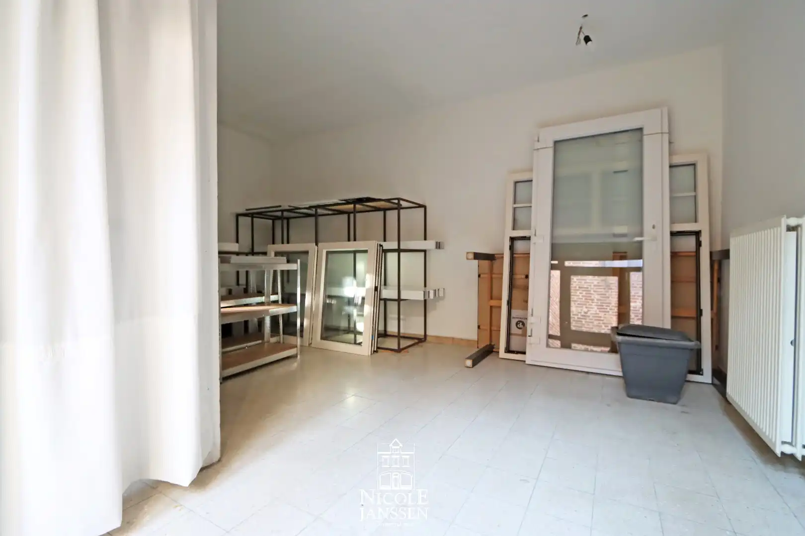 Luchtig gelijkvloers handelspand met kantoor/opslagruimte en kelder foto 9