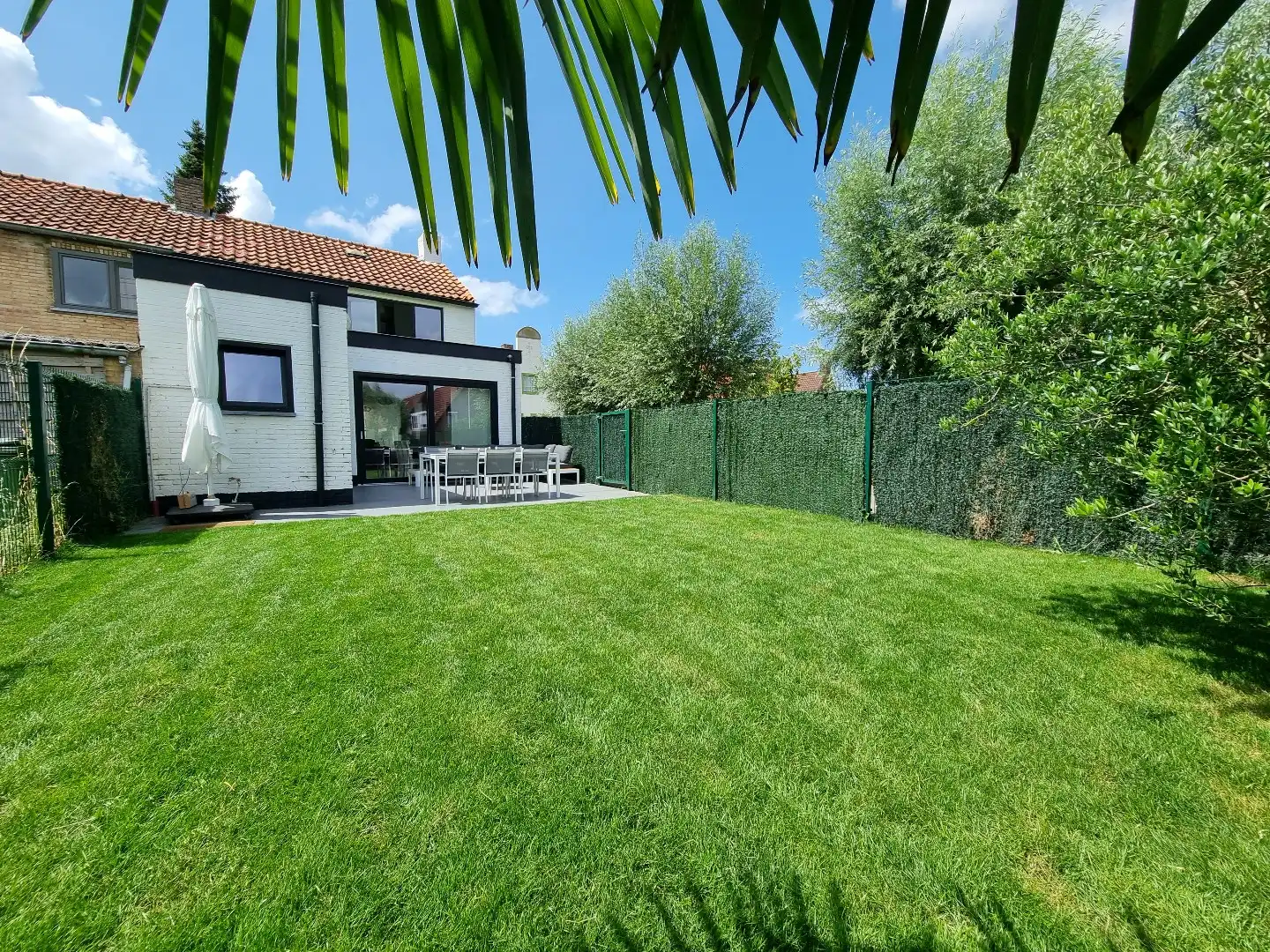 Ruime hoekwoning nabij centrum foto 24