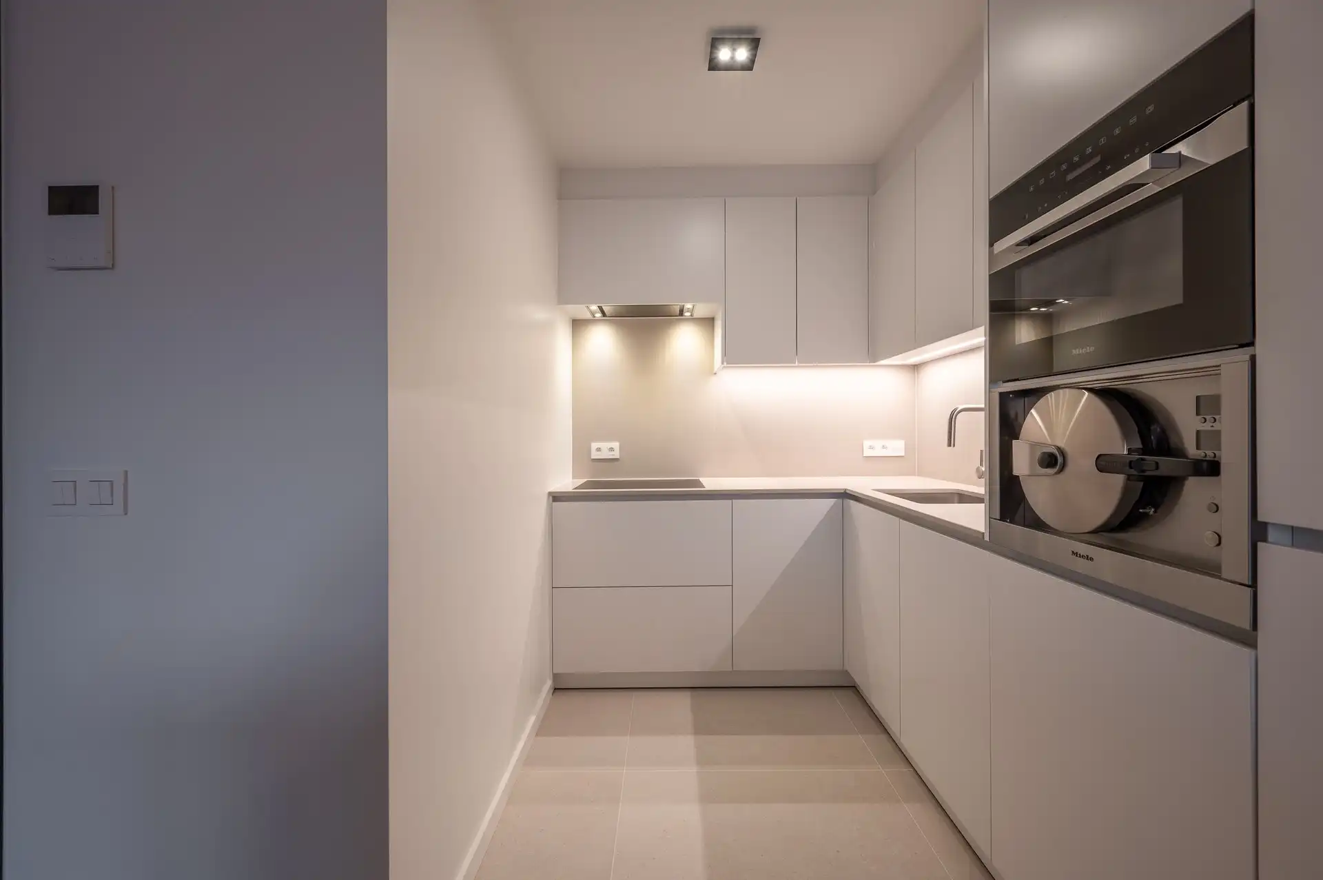 Ongemeubeld: prachtig nieuw en zonnig appartement nabij het centrum en de zeedijk! foto 7