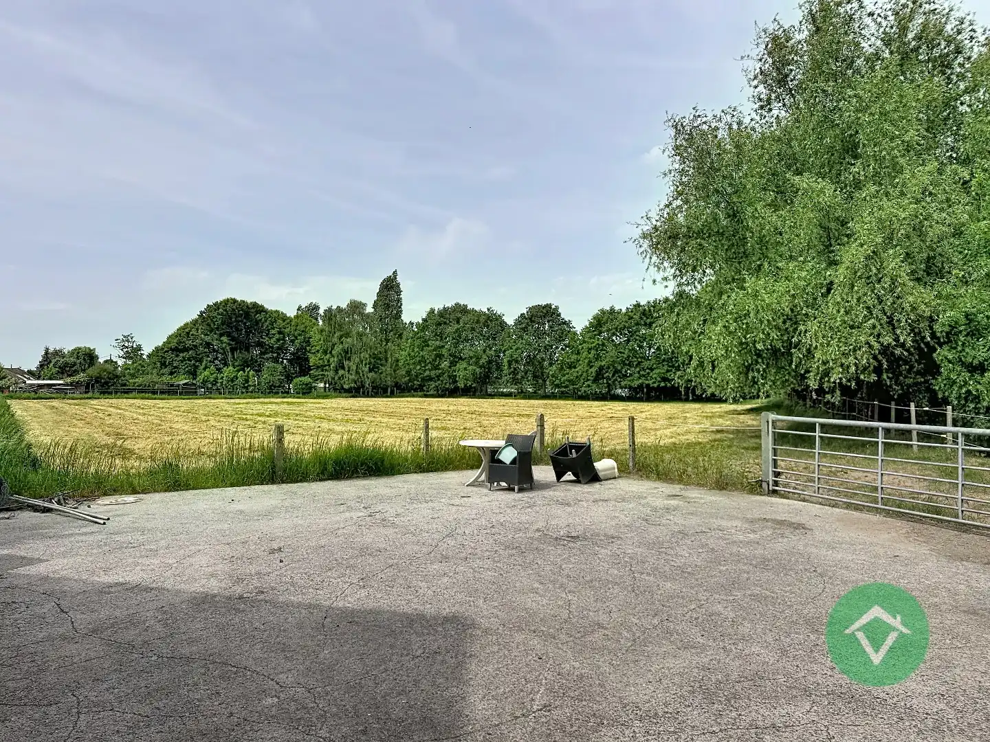 Alleenstaande woning met naastliggend stuk bouwgrond en weide te Eernegem foto 5