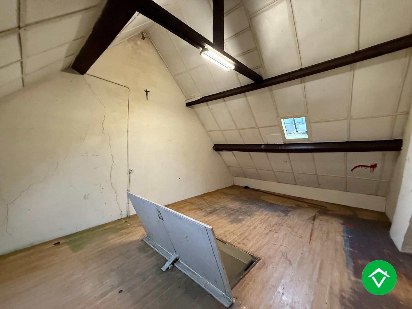 Instapklare rijwoning met 2 slaapkamers, zolder en koer in centrum Roeselare foto 18