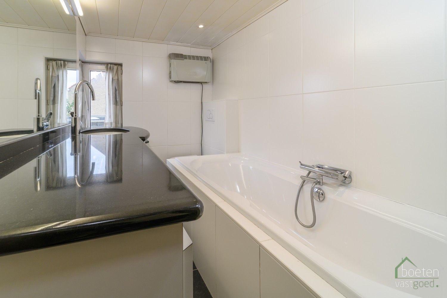 VEURNE: Heel degelijk woonhuis, met zeker enkele nodige werken maar anderzijds ook met leefbaar comfort, 4 slpks, zonnig terras en dubbele garage. foto 12