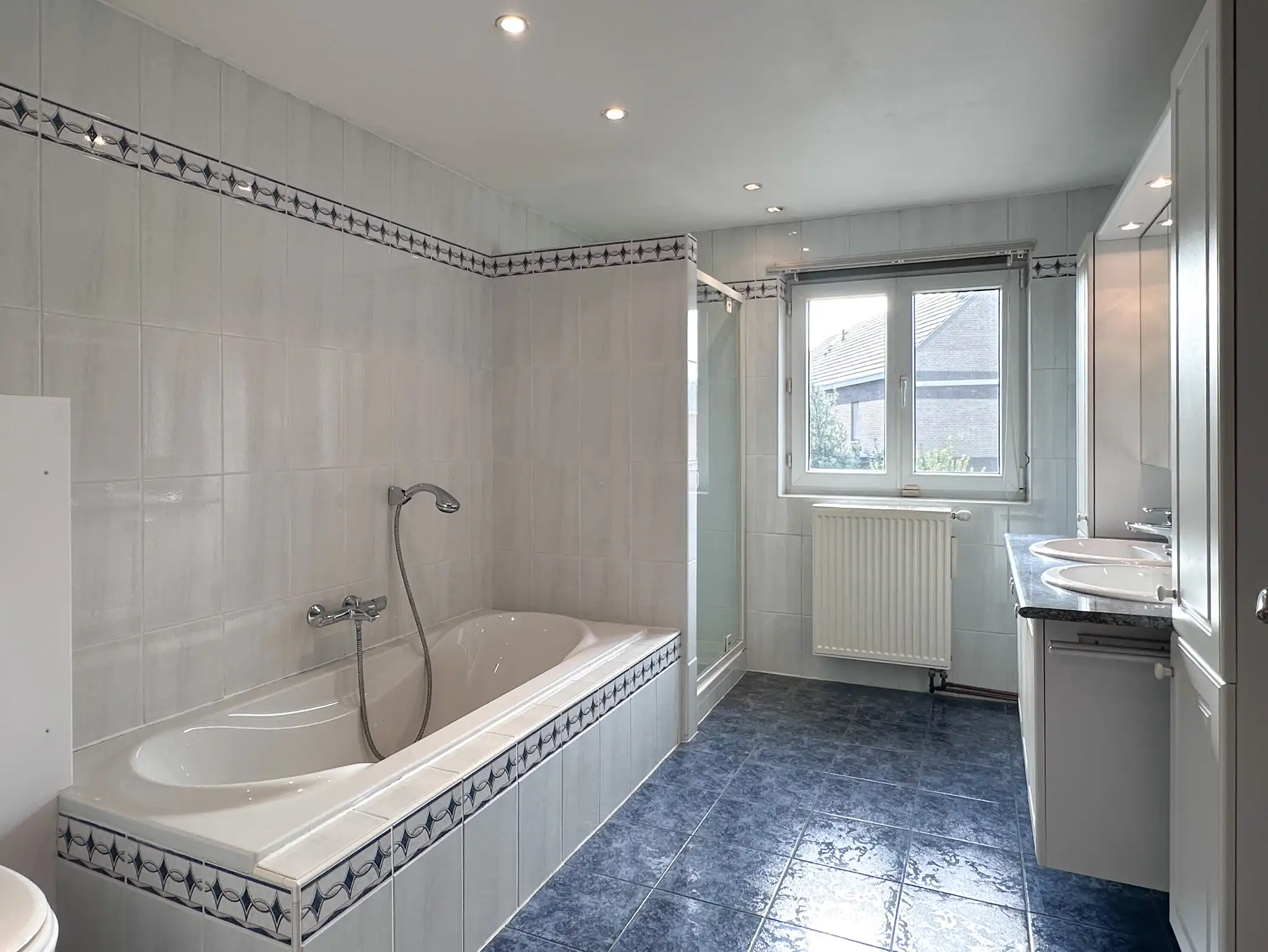 Woning met twee slaapkamers, dressing, garage en tuin te huur in het hartje van Melsele foto 11