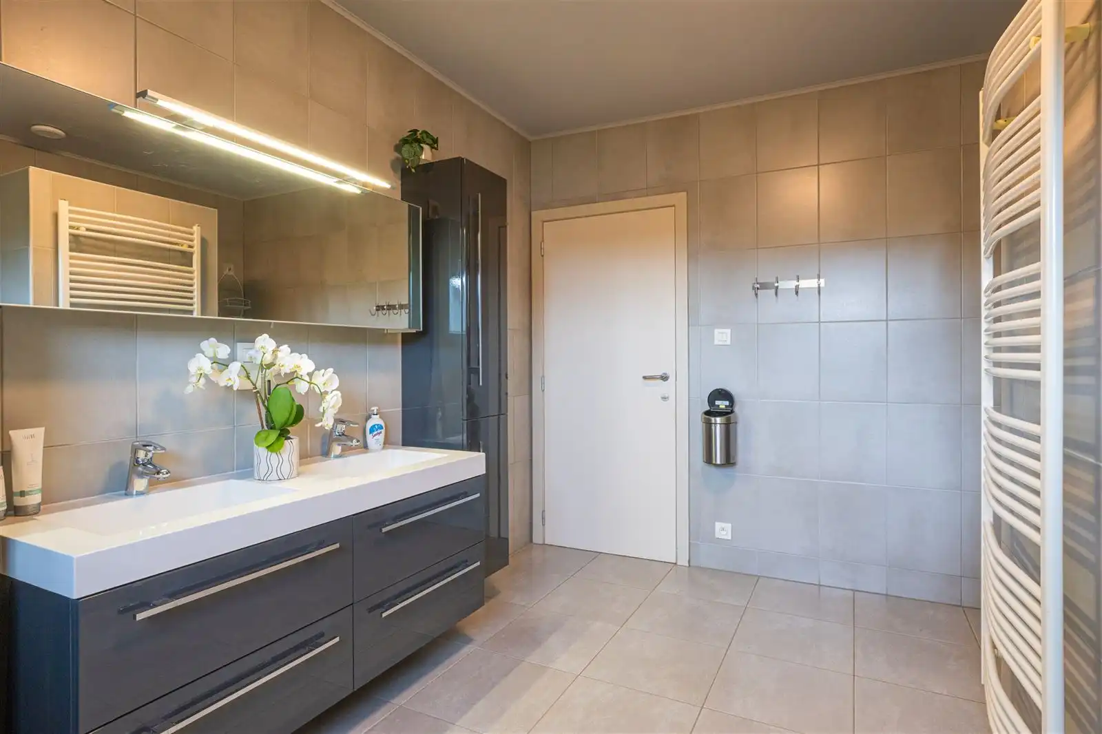 INSTAPKLARE VILLA MET LOODS TE ZWALM foto 16