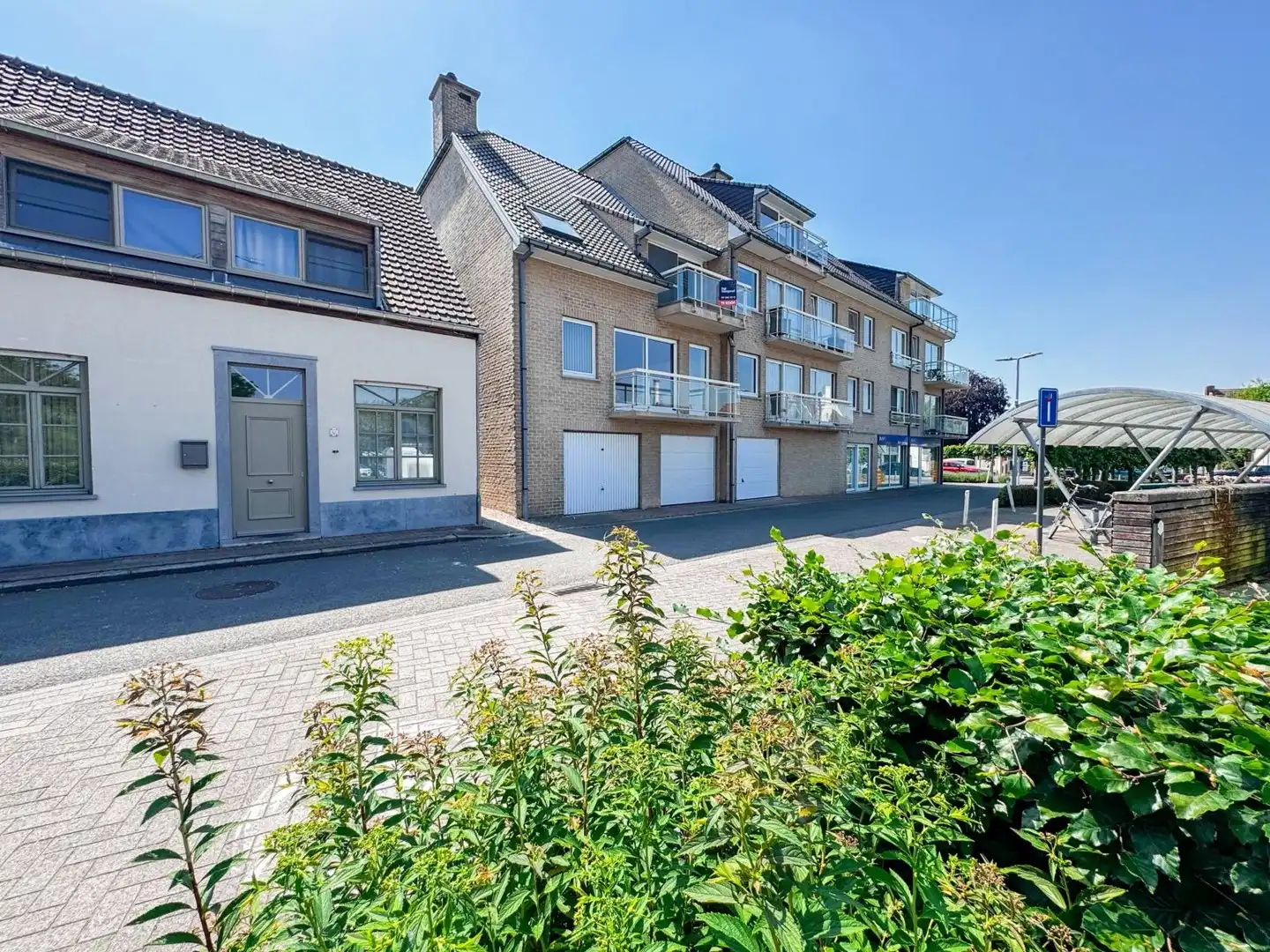 Instapklaar appartement met garagebox aan de markt van Olsene foto 2