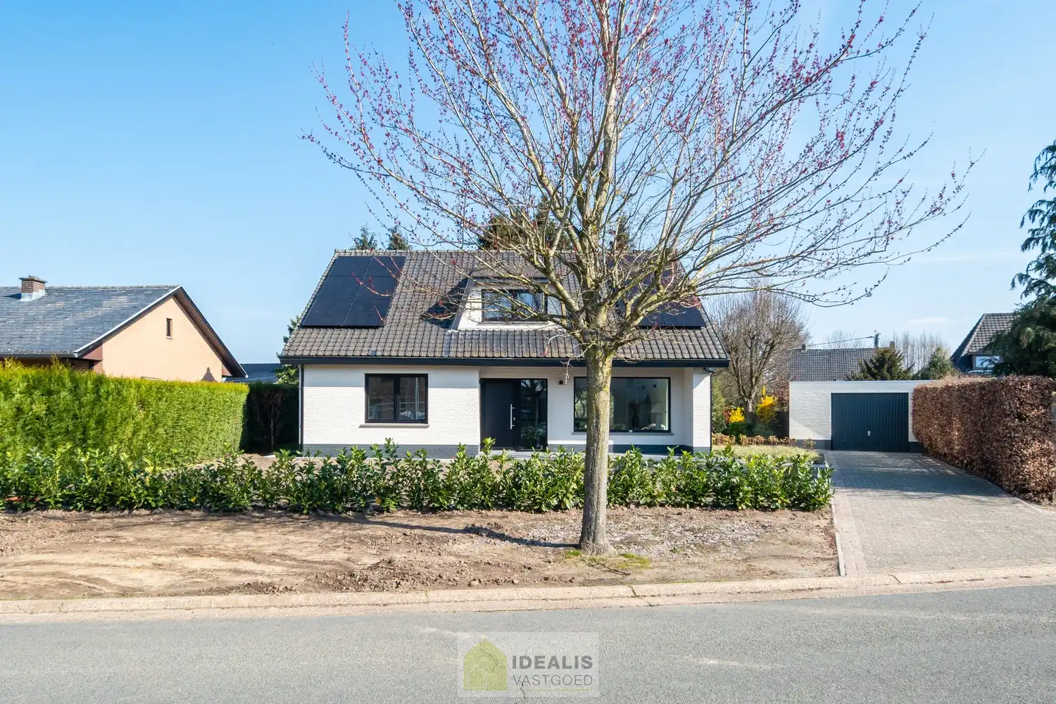 Schitterend volledig vernieuwde woning met een heerlijke open leefruimte, luxe keuken, 3 ruime slaapkamers, een ruime luxueuze badkamer én een apart bureel foto 2