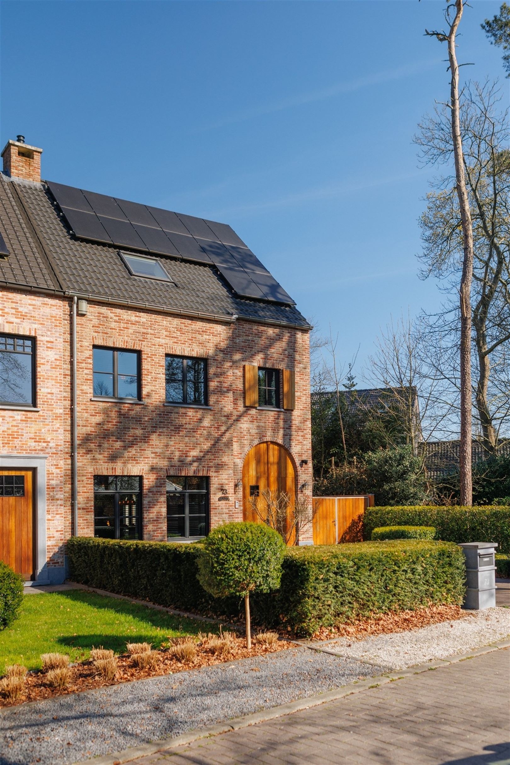 Eigentijdse luxe half open woning in een rustige setting foto 32