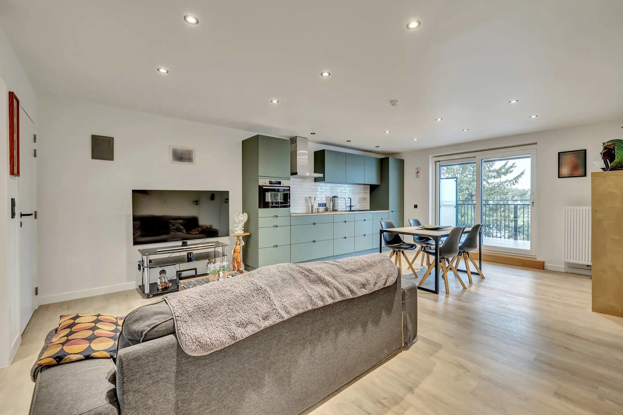 Gerenoveerd appartement met 2 ruime slaapkamers foto 2