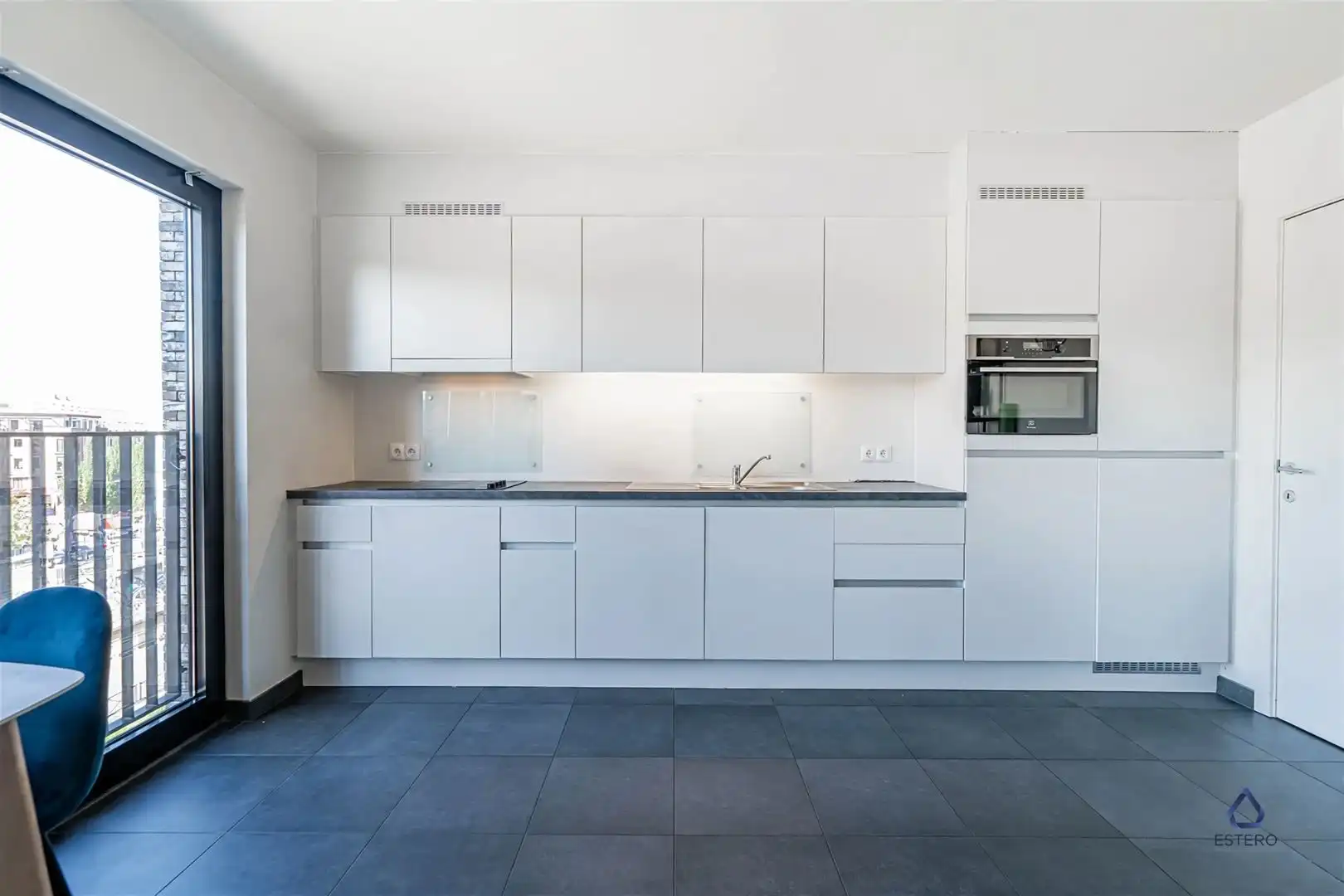 Modern 2-slpk.-appartement met 2 terrassen aan het kanaal foto 4